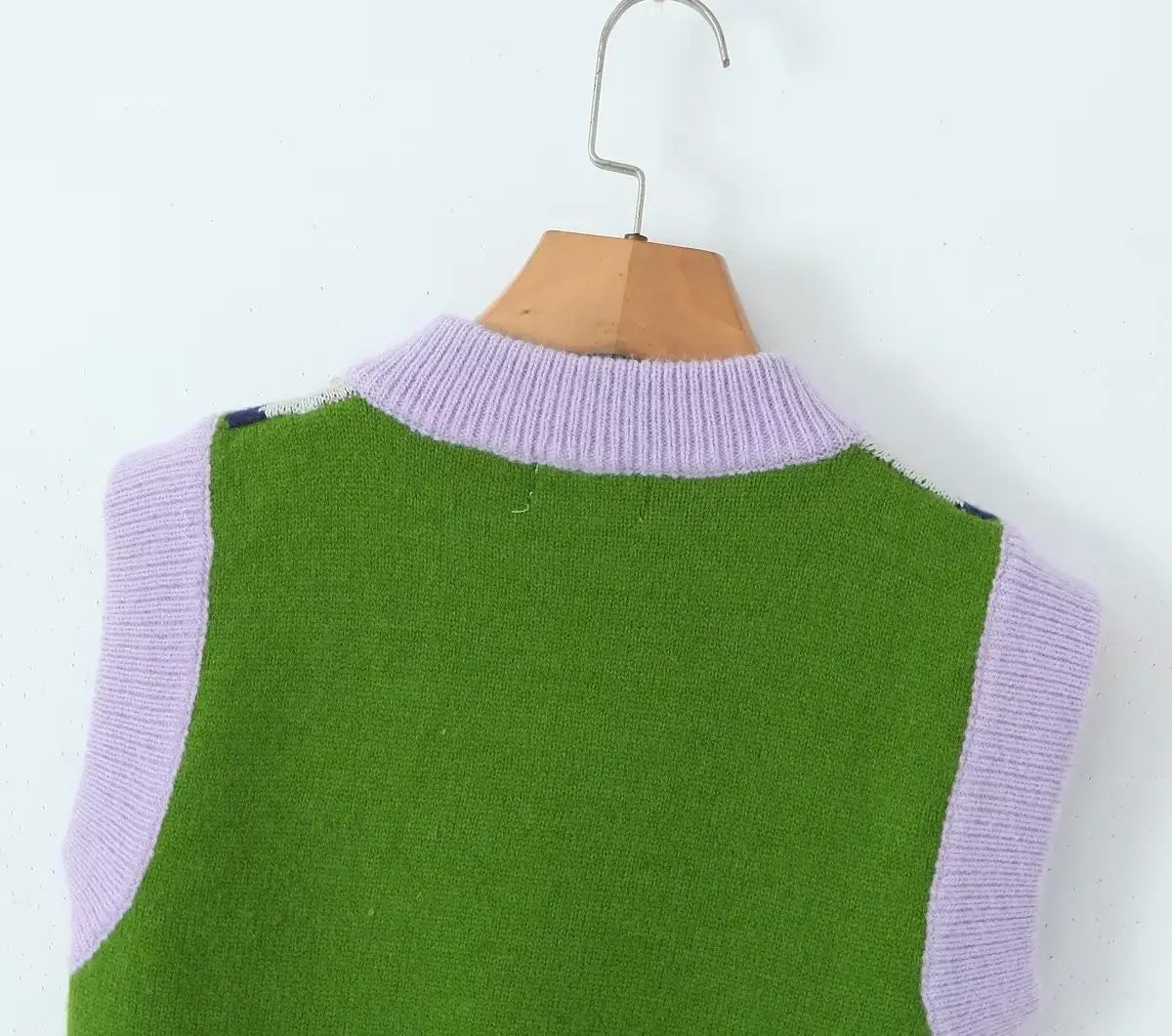 Chaleco tipo suéter corto de rombos verde y lila